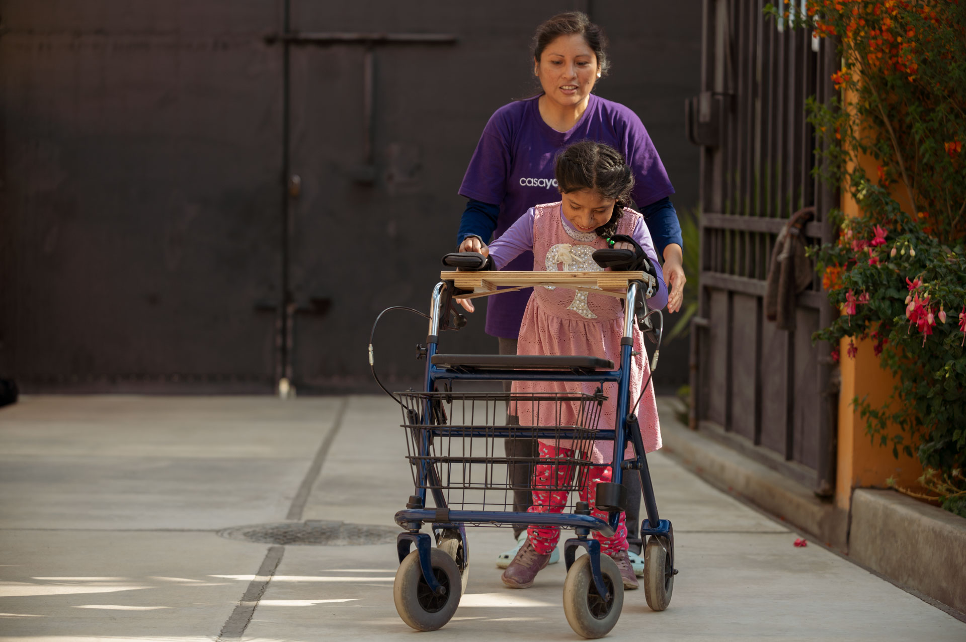 casayohana - Hilfe für Frauen und Kinder - Andahuaylas, Peru 2022 - Laufen lernen