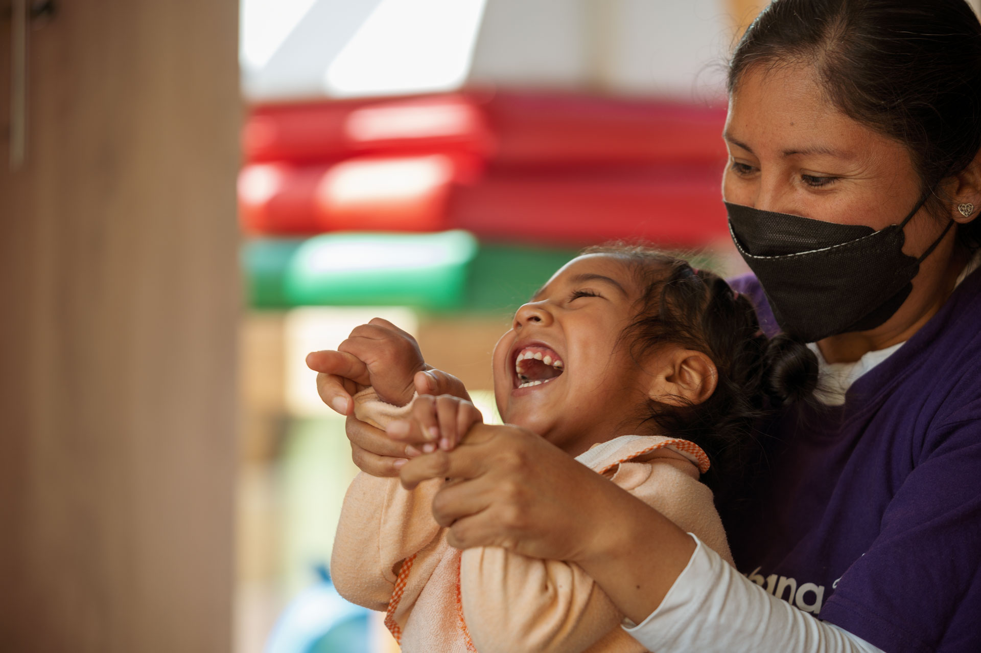 casayohana - Hilfe für Frauen und Kinder - Andahuaylas, Peru 2022 - Lachen bei der Therapie